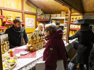 Vánoční trhy v Olomouci před a po ukončení kvůli vládním nařízením