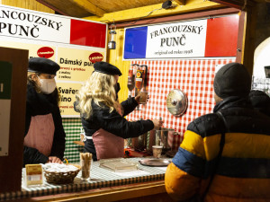 Vánoční trhy v Olomouci před a po ukončení kvůli vládním nařízením