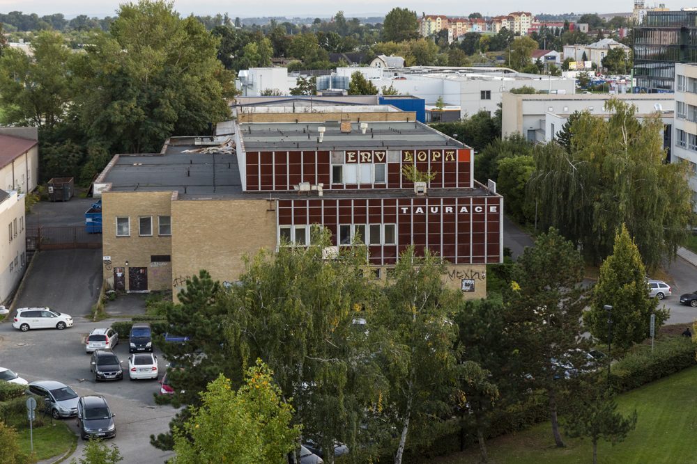 Budova u Envelopy před zahájením demolice