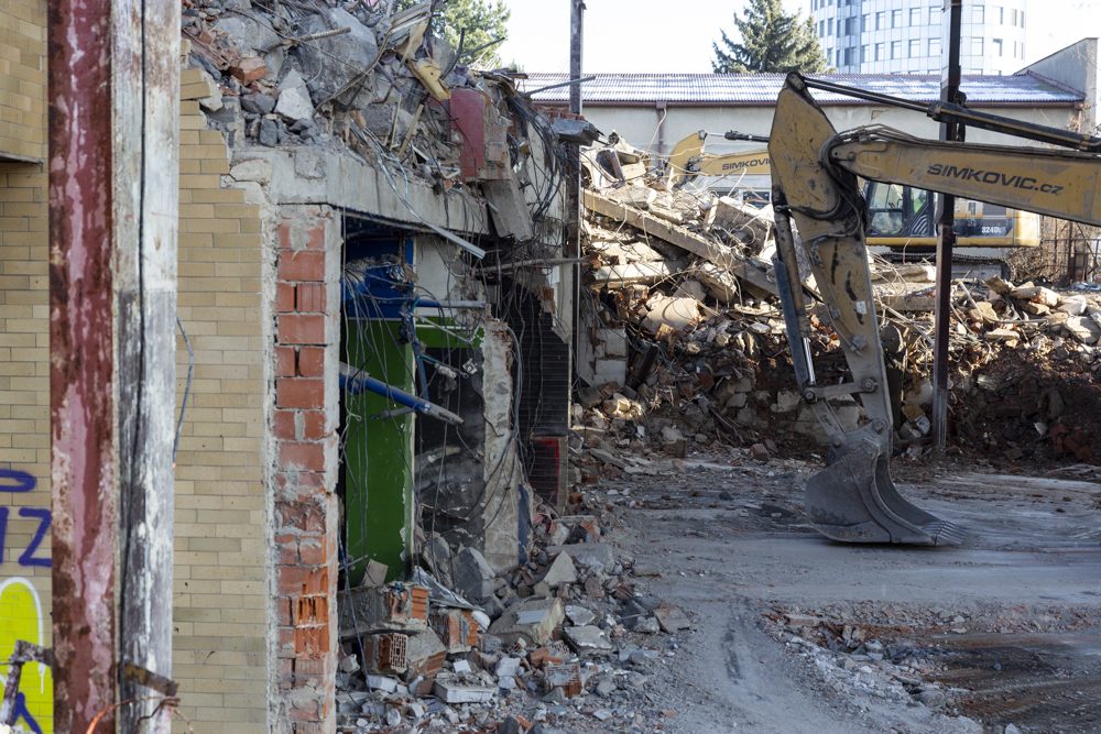 Demolice budovy bývalé diskotéky u Envelopy v Olomouci