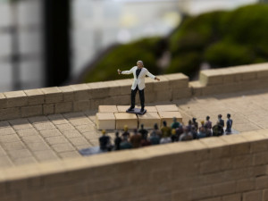 Zpěvačka Tarja Turunen rozdávala podpisy a ozdobila figurkami unikátní betlém