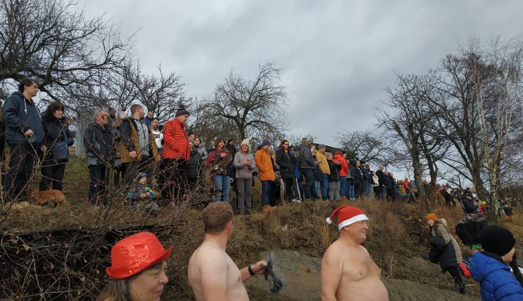 FOTOGALERIE: Tradiční koupání na Štědrý den