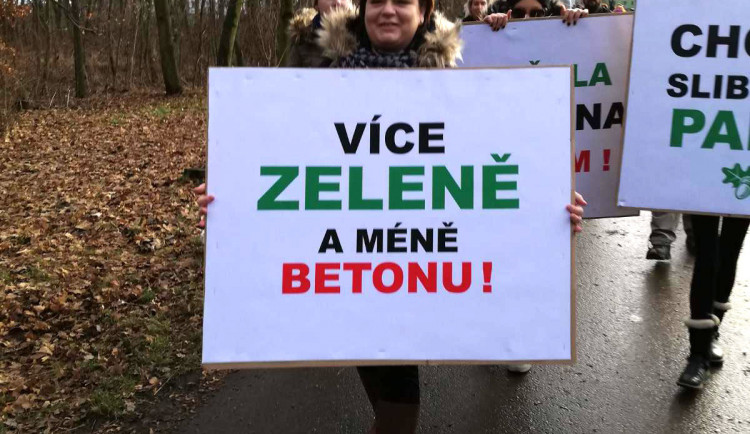 Více zeleně, méně betonu! Hloučela musí dýchat!
