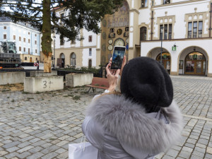 Zase za rok. Vánoční strom už v centru Olomouce nestojí, kmen zpracují řezbáři