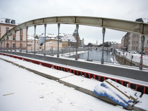 Most zvaný Rejnok zasáhla zima, práce se mají stihnout do konce června