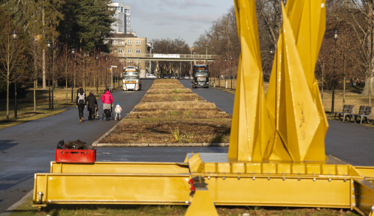 Demontáž ocelové sochy Stvůra z olomouckého parku