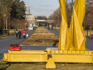 Demontáž ocelové sochy Stvůra z olomouckého parku