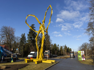 Demontáž ocelové sochy Stvůra z olomouckého parku