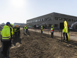 Bývalý armádní opravárenský podnik v Olomouci likviduje těžká technika