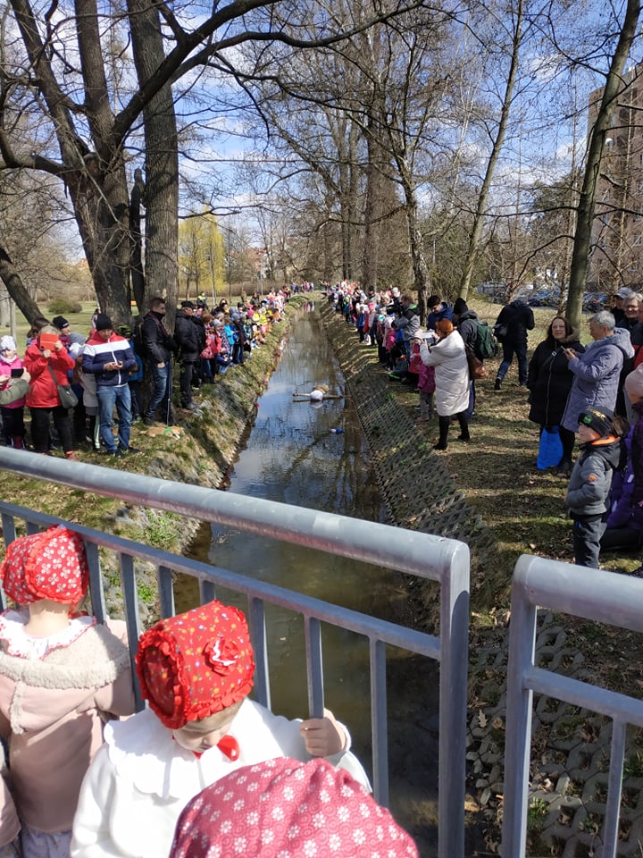 FOTOGALERIE: Zapálená Smrtka skončila v potoce