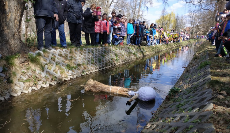 FOTOGALERIE: Zapálená Smrtka skončila v potoce
