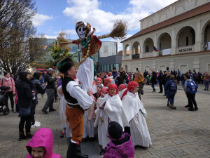FOTOGALERIE: Zapálená Smrtka skončila v potoce