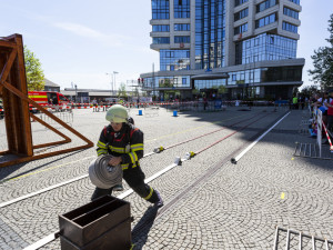 Tažení figuríny a 315 schodů. Hasiči změřili síly na závodech v Olomouci