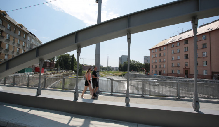 Nový olomoucký most dostal oficiální jméno, na důležitou ulici se vrací provoz