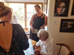 Jan Saudek se ženou na výstavě v Plumlově na zámku