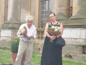 Jan Saudek se ženou na výstavě v Plumlově na zámku