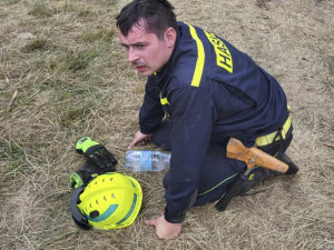 Hasiči z Olomouckého kraje bojují s požárem v Českém Švýcarsku