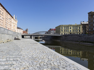 Břehy Moravy nedaleko centra Olomouce dostávají novou podobu
