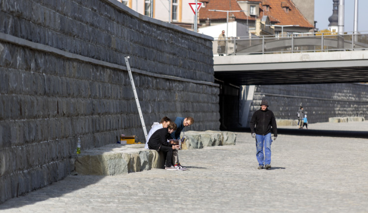 FOTOGALERIE: Náplavka v Olomouci zve k procházkám. Část nového nábřeží je ještě uzavřena