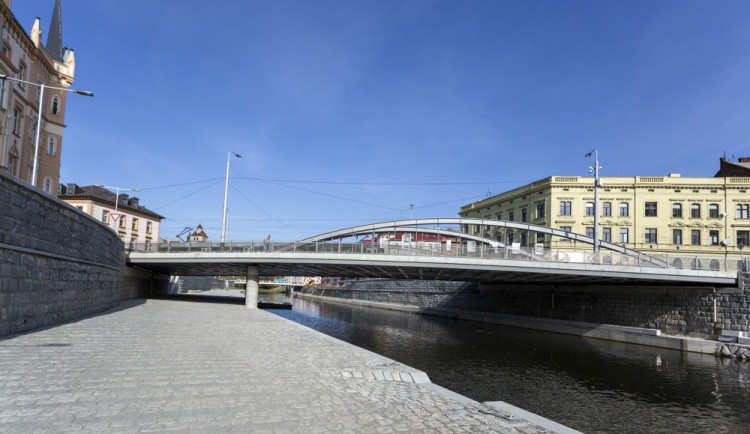 FOTOGALERIE: Náplavka v Olomouci zve k procházkám. Část nového nábřeží je ještě uzavřena