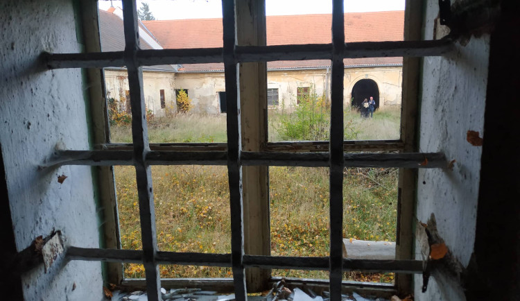 FOTOGALERIE: Opuštěný zámek ve Ptení má nového majitele