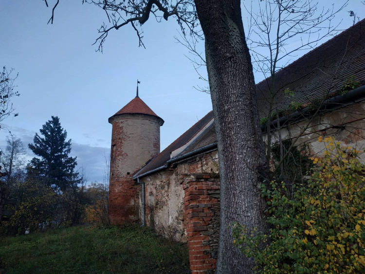 FOTOGALERIE: Opuštěný zámek ve Ptení má nového majitele