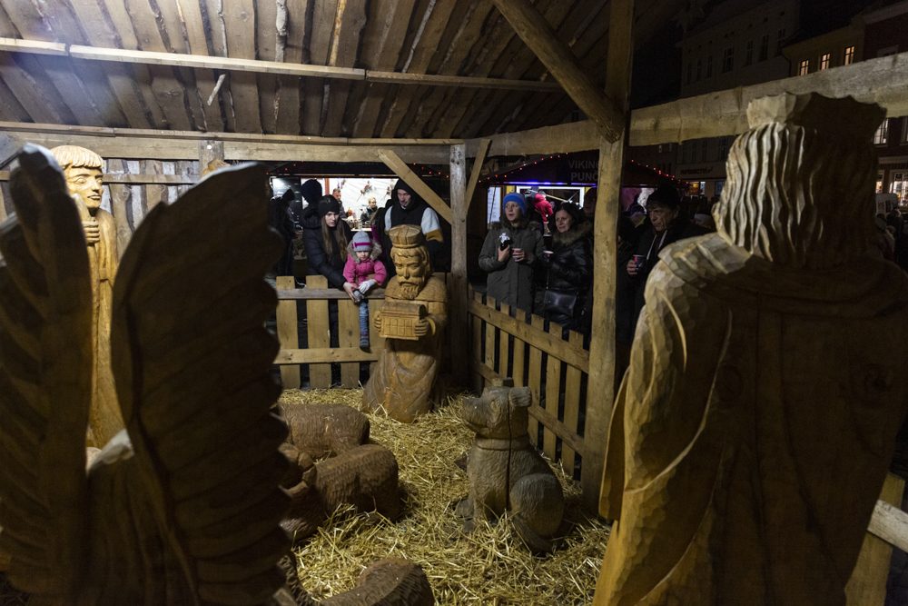 FOTOGALERIE: Strom z Hluboček dostal jméno Perníček. V Olomouci začaly vánoční trhy
