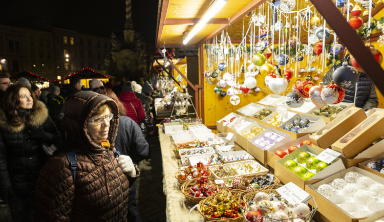 FOTOGALERIE: Strom z Hluboček dostal jméno Perníček. V Olomouci začaly vánoční trhy