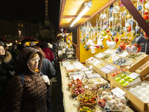 FOTOGALERIE: Strom z Hluboček dostal jméno Perníček. V Olomouci začaly vánoční trhy