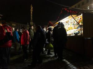 FOTOGALERIE: Strom z Hluboček dostal jméno Perníček. V Olomouci začaly vánoční trhy