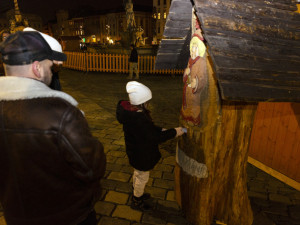 FOTOGALERIE: Strom z Hluboček dostal jméno Perníček. V Olomouci začaly vánoční trhy