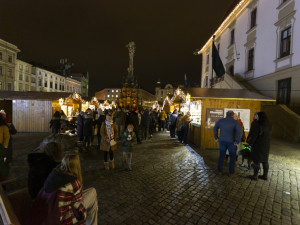 FOTOGALERIE: Radniční věž i vyhlídkové kolo. Vánoční trhy v Olomouci lákají i na pohled z výšky