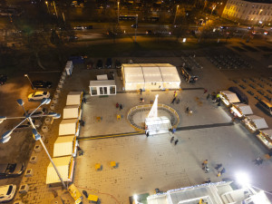 FOTOGALERIE: Radniční věž i vyhlídkové kolo. Vánoční trhy v Olomouci lákají i na pohled z výšky