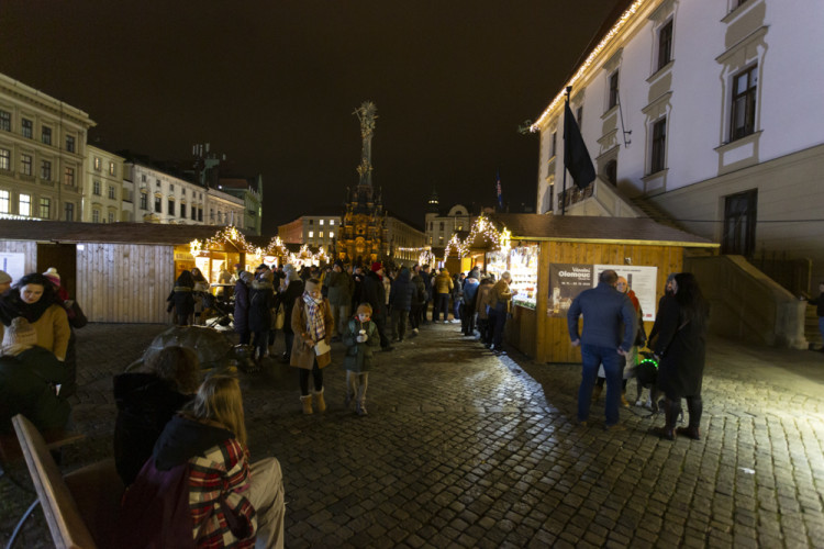 FOTOGALERIE: Radniční věž i vyhlídkové kolo. Vánoční trhy v Olomouci lákají i na pohled z výšky