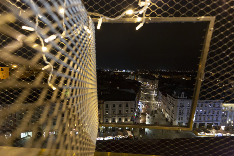 FOTOGALERIE: Radniční věž i vyhlídkové kolo. Vánoční trhy v Olomouci lákají i na pohled z výšky