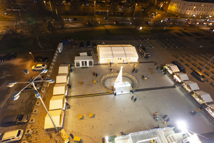 FOTOGALERIE: Radniční věž i vyhlídkové kolo. Vánoční trhy v Olomouci lákají i na pohled z výšky