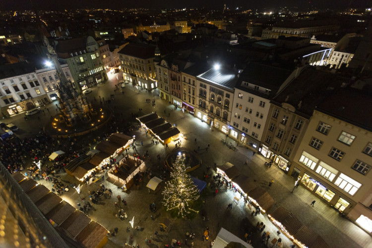 FOTOGALERIE: Radniční věž i vyhlídkové kolo. Vánoční trhy v Olomouci lákají i na pohled z výšky