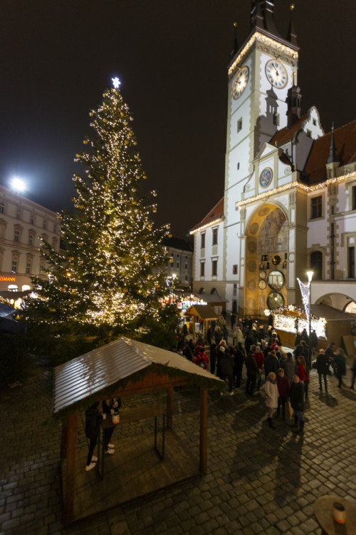 FOTOGALERIE: Radniční věž i vyhlídkové kolo. Vánoční trhy v Olomouci lákají i na pohled z výšky