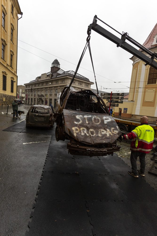 FOTOGALERIE: Válku na Ukrajině připomínají v Olomouci zdevastovaná auta