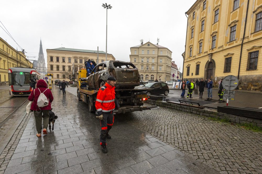 FOTOGALERIE: Válku na Ukrajině připomínají v Olomouci zdevastovaná auta