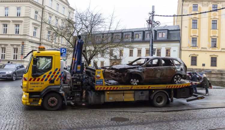FOTOGALERIE: Válku na Ukrajině připomínají v Olomouci zdevastovaná auta