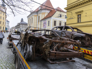 FOTOGALERIE: Válku na Ukrajině připomínají v Olomouci zdevastovaná auta