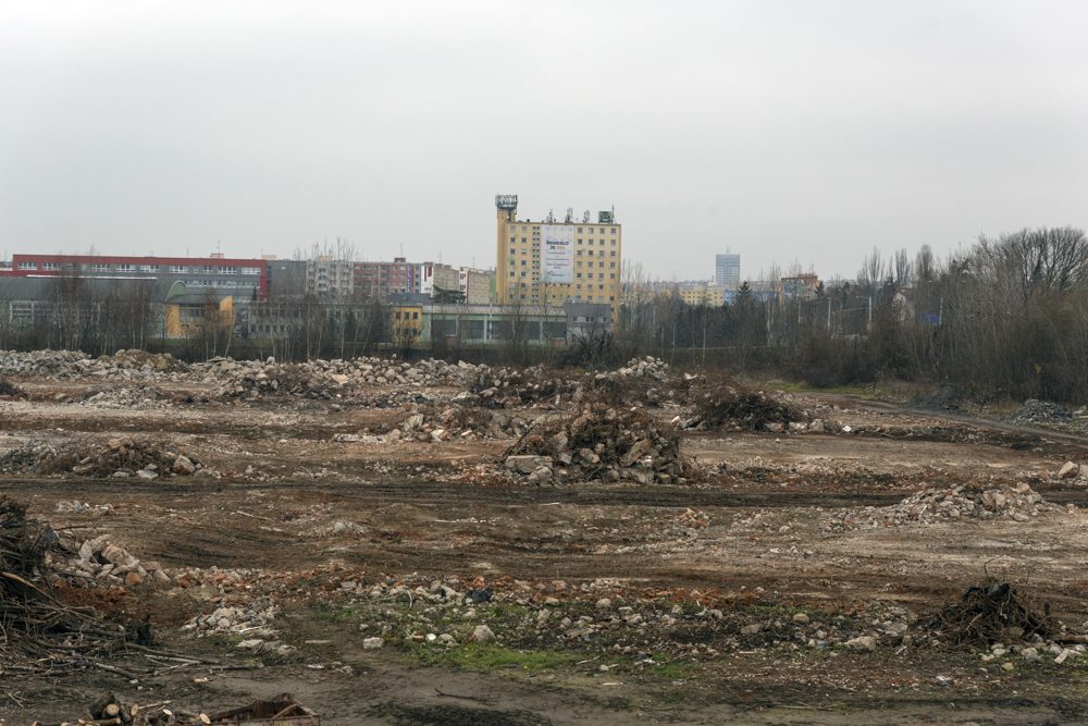 FOTOGALERIE: Budovy na Velkomoravské šly k zemi. Bývalý vojenský areál prochází přeměnou