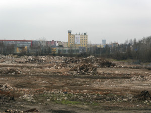 FOTOGALERIE: Budovy na Velkomoravské šly k zemi. Bývalý vojenský areál prochází přeměnou
