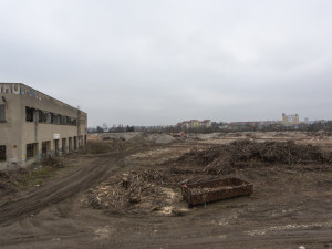 FOTOGALERIE: Budovy na Velkomoravské šly k zemi. Bývalý vojenský areál prochází přeměnou