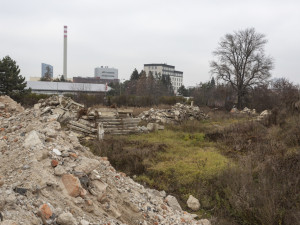 FOTOGALERIE: Budovy na Velkomoravské šly k zemi. Bývalý vojenský areál prochází přeměnou