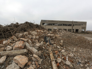FOTOGALERIE: Budovy na Velkomoravské šly k zemi. Bývalý vojenský areál prochází přeměnou
