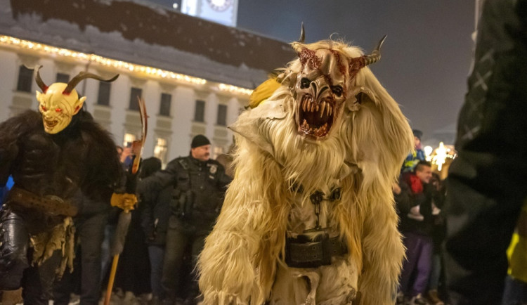 Přehlídka krampusáků zaplnila olomoucká náměstí na maximum