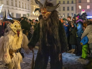 Přehlídka krampusáků zaplnila olomoucká náměstí na maximum