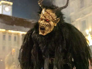 Přehlídka krampusáků zaplnila olomoucká náměstí na maximum